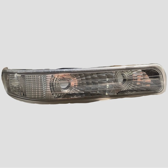 Front Bumper Signal Lights For 1999-2002 Chevy Silverado & 2000-2006 Suburban/Tahoe - Clear Lens, Chrome Housing